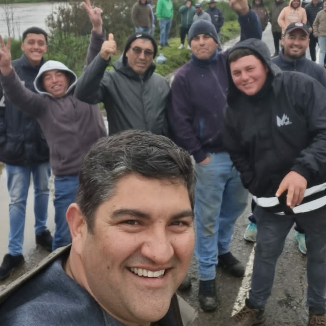 Carab_Maule's tweet photo. En la zona costera,Carabineros de la 2ª.Comisaría de #Chanco llegaron al sector de #Pahuil #Loanco y #SantaAna que se encuentra aislado desde el sábado; para monitorear el estado de salud de los vecinos y levantar las necesidades de la comunidad durante la emergencia. https://t.co/IxaSMAbBmh