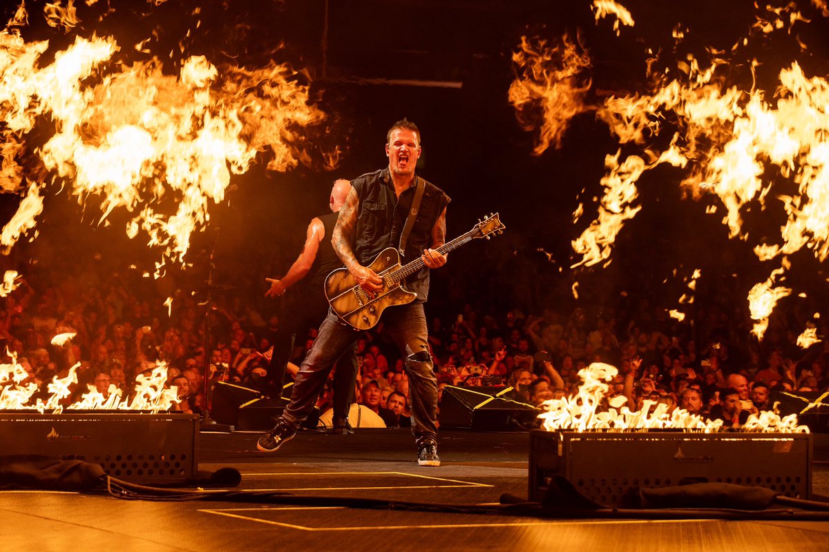 Disturbed's tweet photo. More scenes from Camden, NJ last night. See you tomorrow, New Hampshire 🔥🤘⛓️

📷 @britt_bowman 

#disturbed #divisive #takebackyourlifetour #camden #usa https://t.co/zpCWHPEz90