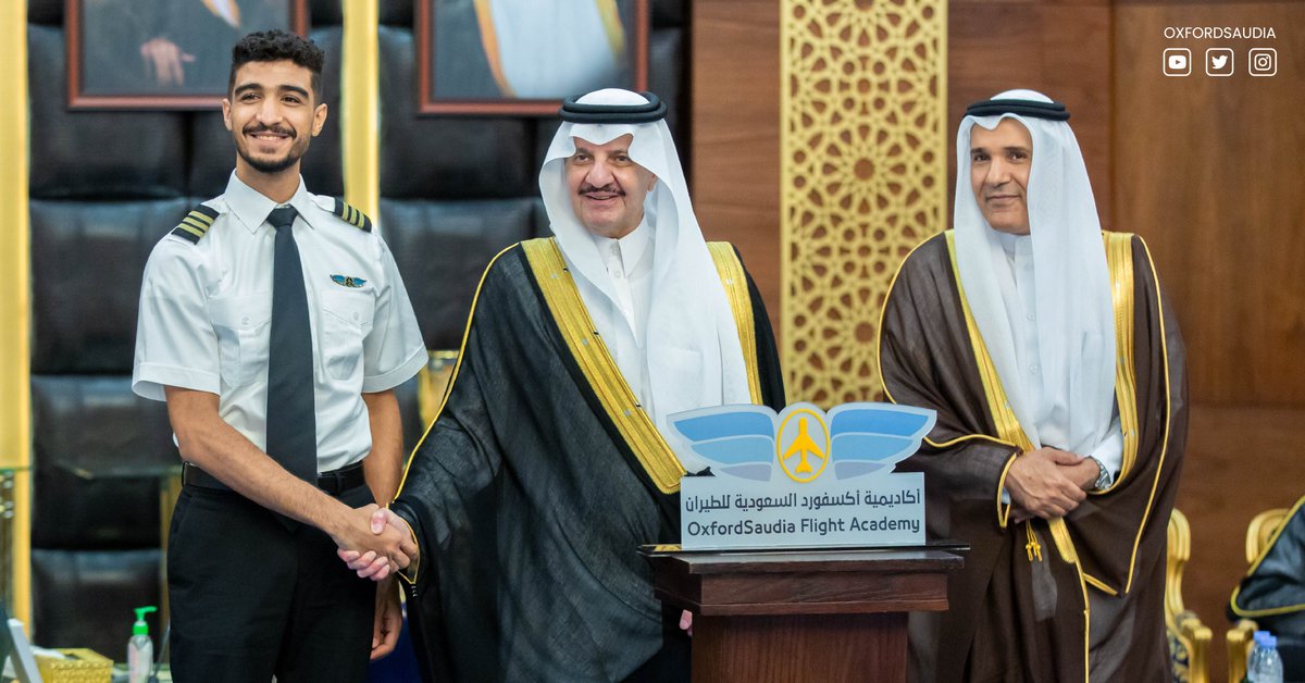 OxfordSaudia's tweet photo. بمبادرة مشتركة بين اكاديمية اكسفورد السعودية ووزارة الموارد البشرية لتوطين مهنة الطيار، خريجي اكاديمية اكسفورد السعودية يتلقون عروضهم الوظيفية مباشرة بعد تخرجهم متمنين لهم دوام التوفيق 

#تخرج_وتوظيف_Saudi_Oxford https://t.co/X7So84ASpr