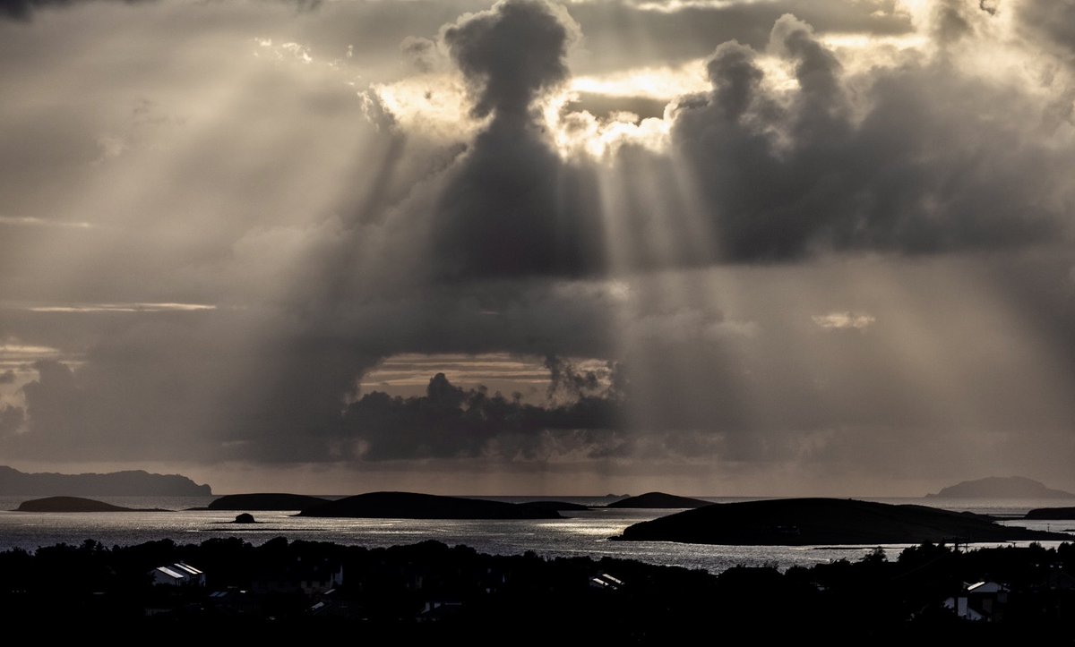 #rays #clewbay #WildAtlanticWay #Westport #CountyMayo #sky #dusk #StormHour #ThePhotoHour #Ireland