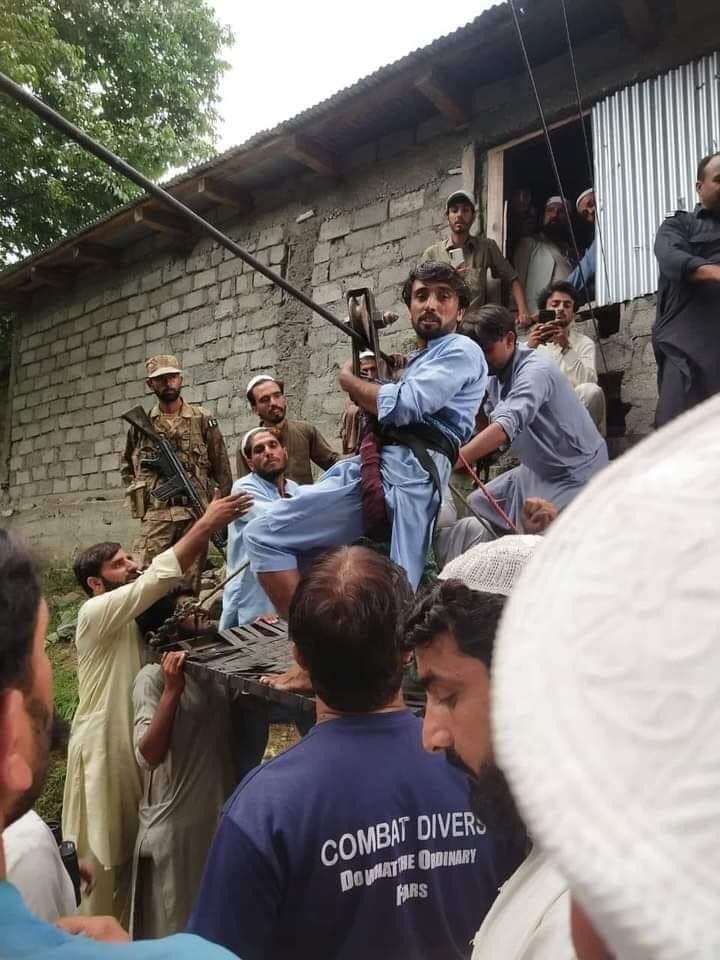 Saba_SKhan's tweet photo. Salute to this brave boy and all who took part in rescuing stuck people.
#SahibKhan_OurHero
#BattagramChairlift #Accide https://t.co/XhFcltzMlv