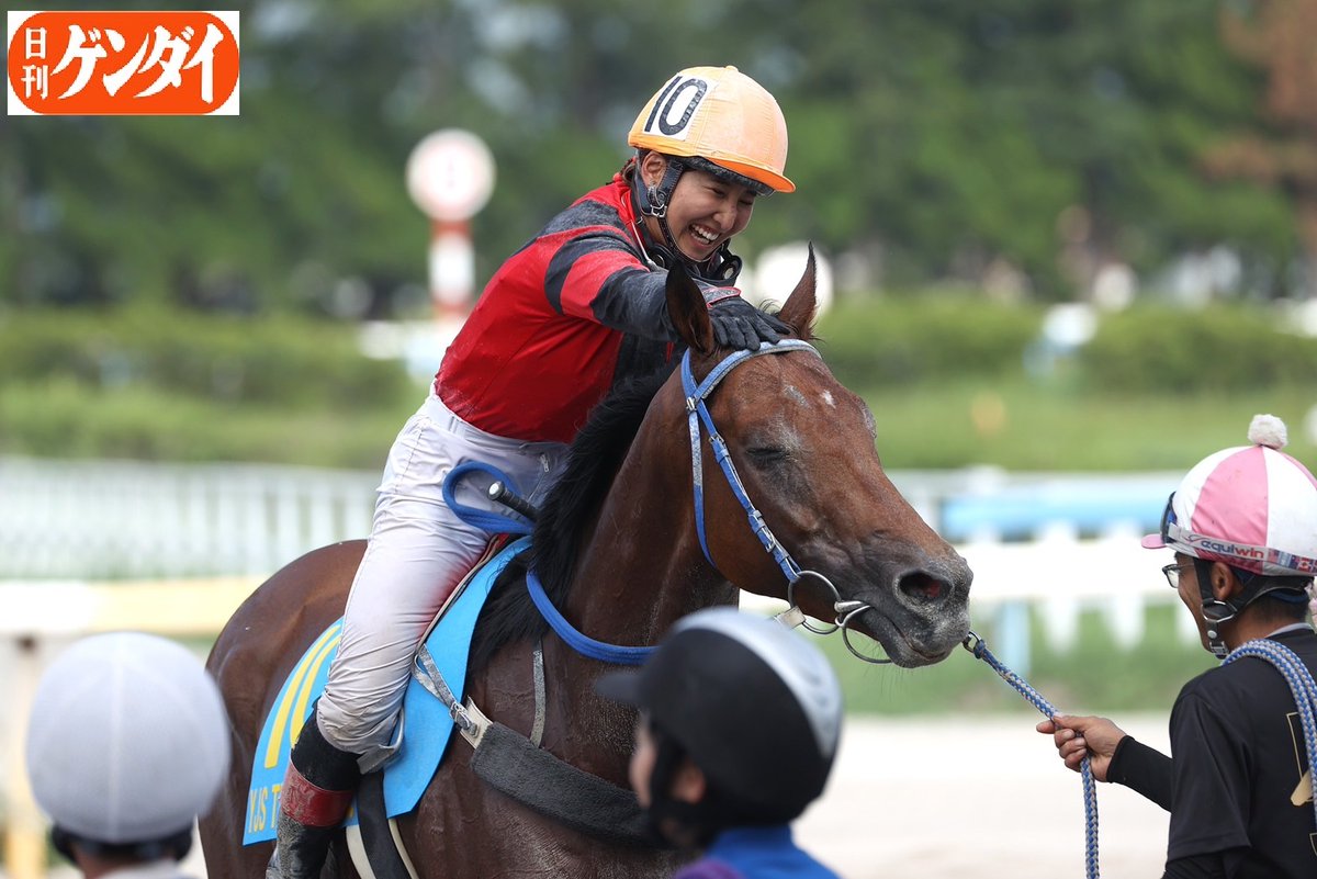 gendai_keiba's tweet image. きのうは金沢競馬場で２０２３ヤングジョッキーズシリーズ・トライアルラウンド金沢が行われました。
第１戦は愛知・大畑慧悟騎手（レモン）が制し、第２戦は高知・濱尚美騎手が１２番人気マノンルージュを勝利に導き、この笑顔。
#ＹＪＳ #大畑慧悟 #濱尚美