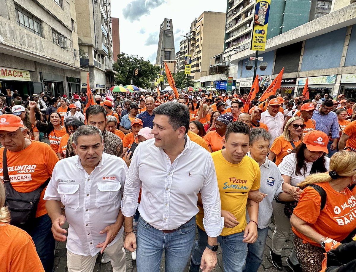 freddysuperlano's tweet photo. Ya llegamos a caminar con nuestra gente en Caracas ��🇻🇪. 

#SiPodemosVzla https://t.co/qZLMUWy9Bj