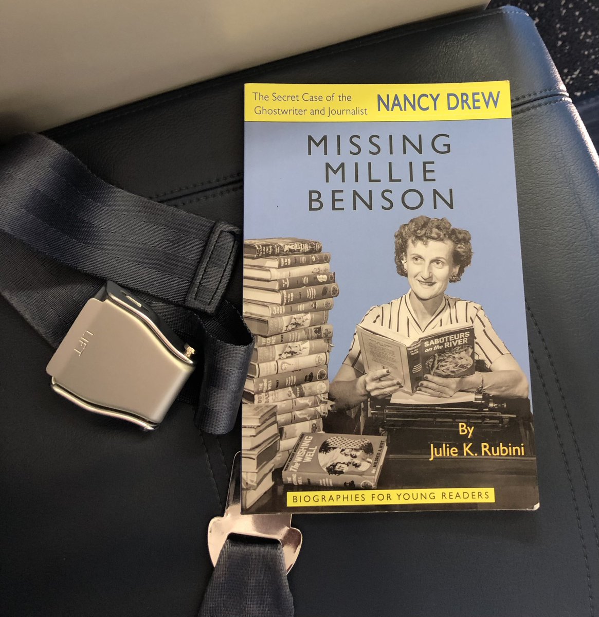 TannyMcG's tweet photo. #InFlightReading https://t.co/polN8Qvq0N