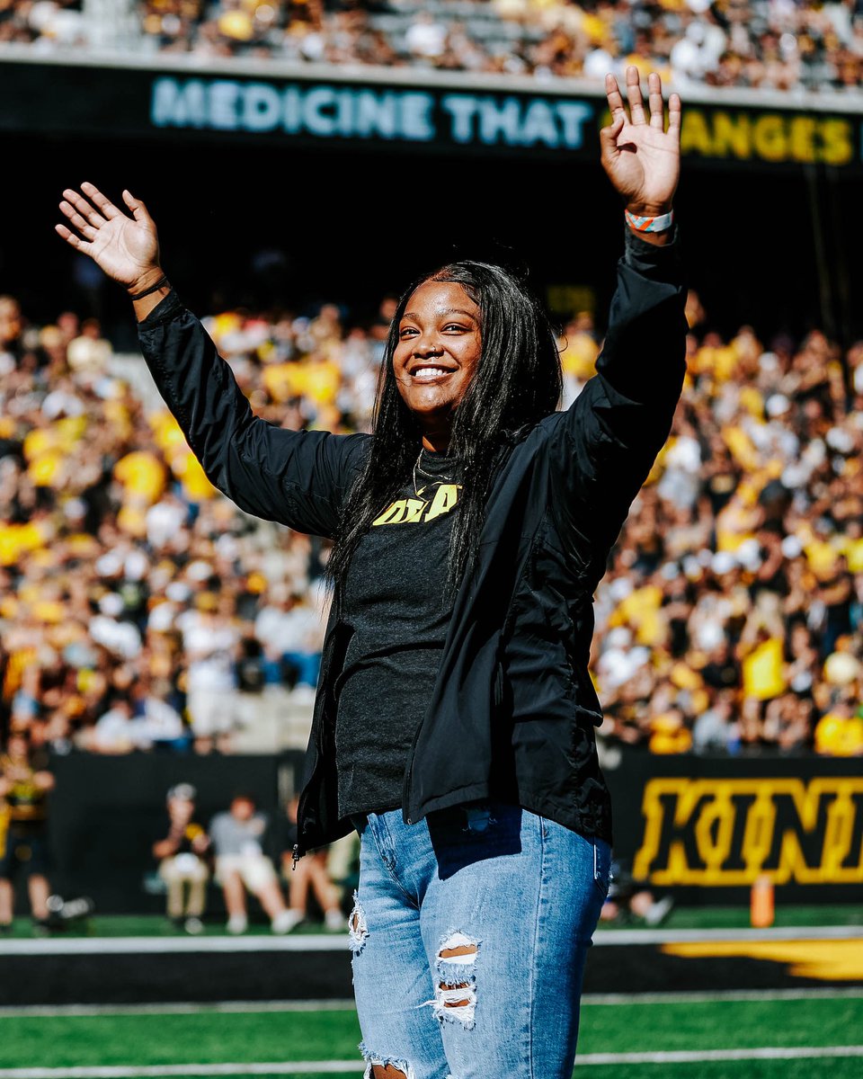 𝗪𝗢𝗥𝗟𝗗. 𝗖𝗛𝗔𝗠𝗣𝗜𝗢𝗡. 🏆🇺🇸 Congratulations to @LaulaugaTausaga on winning the discus World Championship with a 69.49-meter throw! #Hawkeyes x #WorldAthleticsChamps