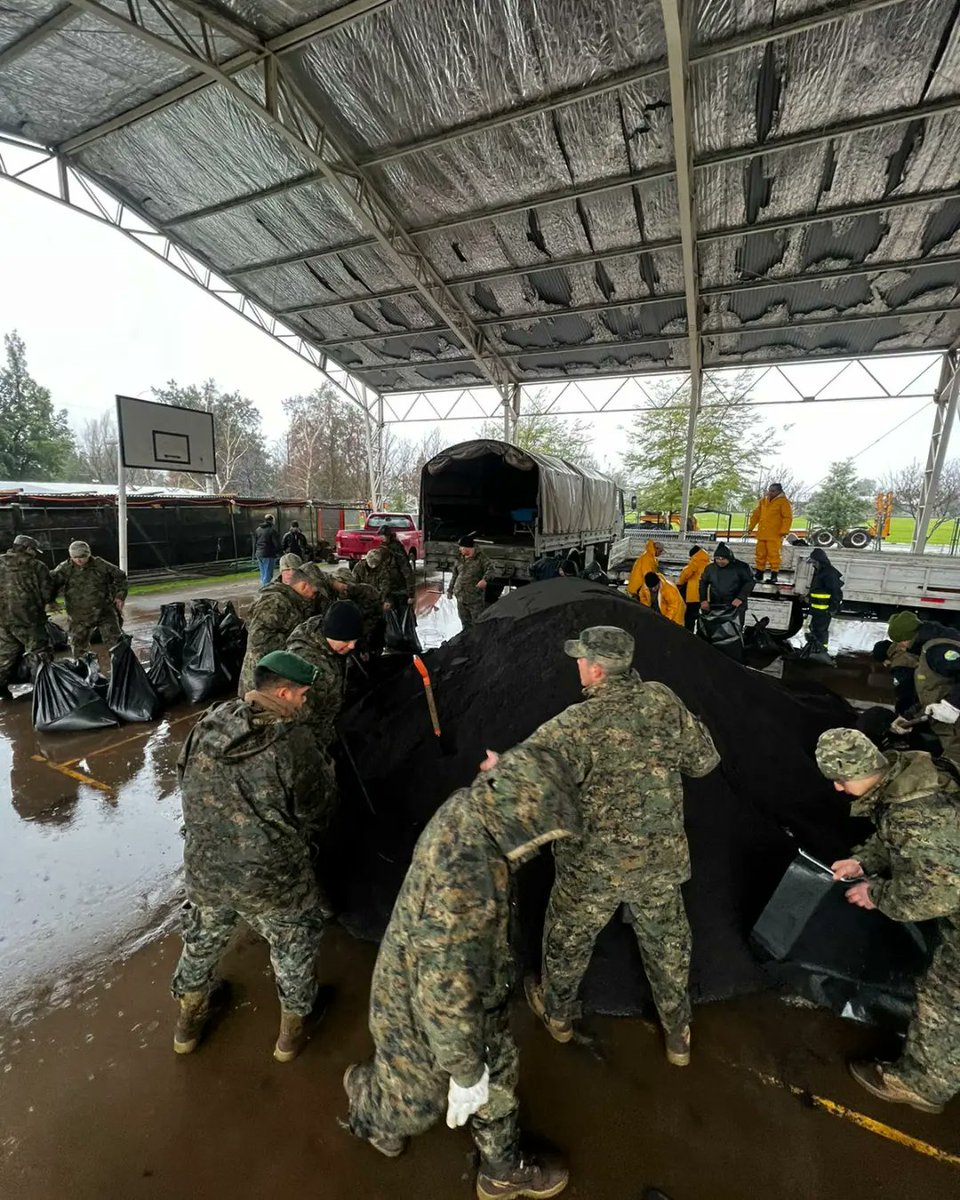 APOYO A LA MUNICIPALIDAD DE ANTUCO

Personal del <a href="/Destacamento_LA/">Destacamento de Montaña N⁰ 17 Los Ángeles</a> continúa apoyando a la <a href="/MuniAntuco/">MuniAntuco</a> a través del carguío de sacos de arena y construcción de diques de contención, para proteger las viviendas de los habitantes de la comuna.
<a href="/Ejercito_Chile/">Ejército de Chile</a> 
<a href="/mindefchile/">Ministerio de Defensa Nacional</a> 
<a href="/COT_FT/">Comando de Operaciones Terrestres</a>