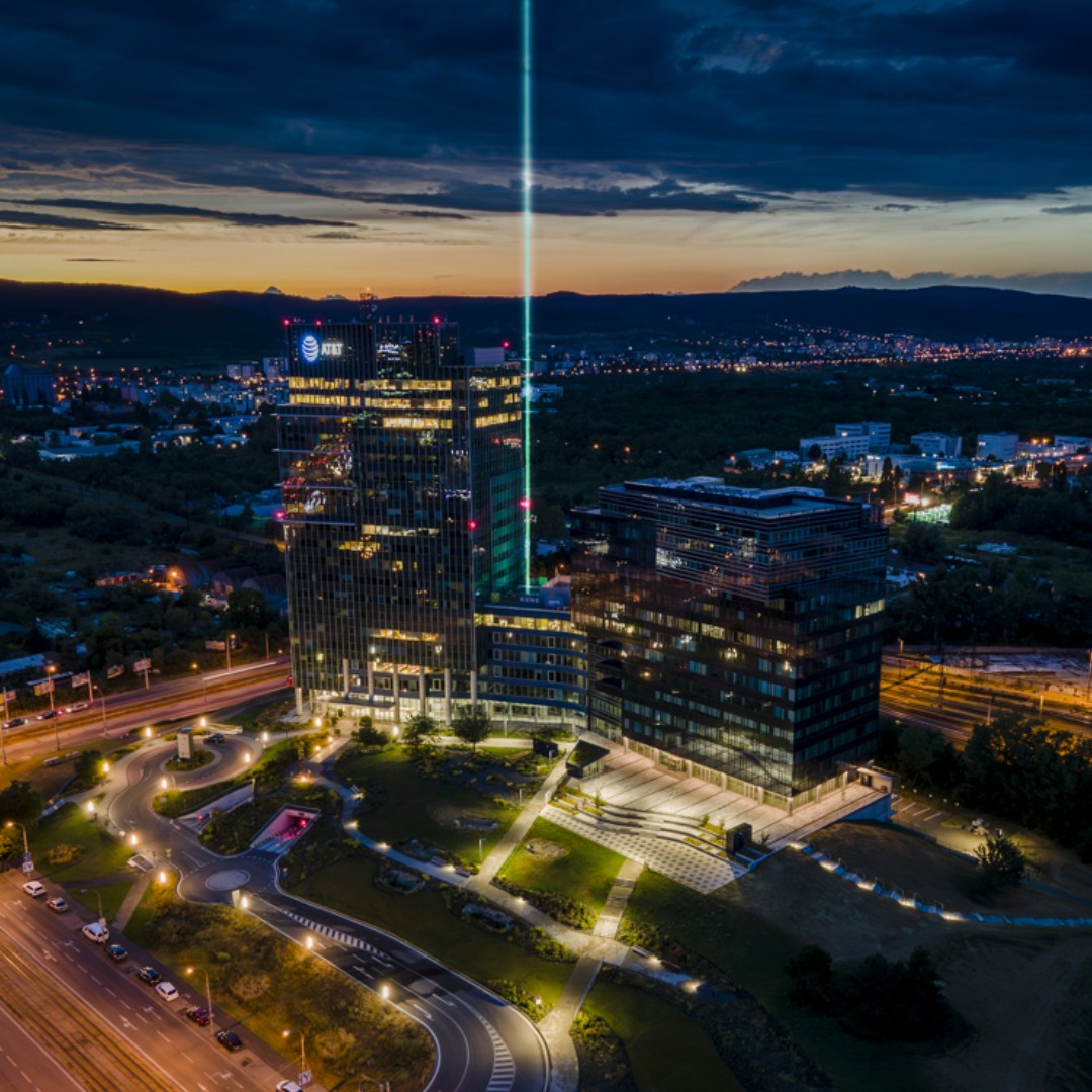 🎆 KVANT Show Production transformed the night sky into a masterpiece with their Architect laser, boasting an incredible 301 watts! 💡

In harmony with the  architecture, KVANT displayed the power of the Architect in Bratislava. That sparkle is truly mesmerizing! 😍