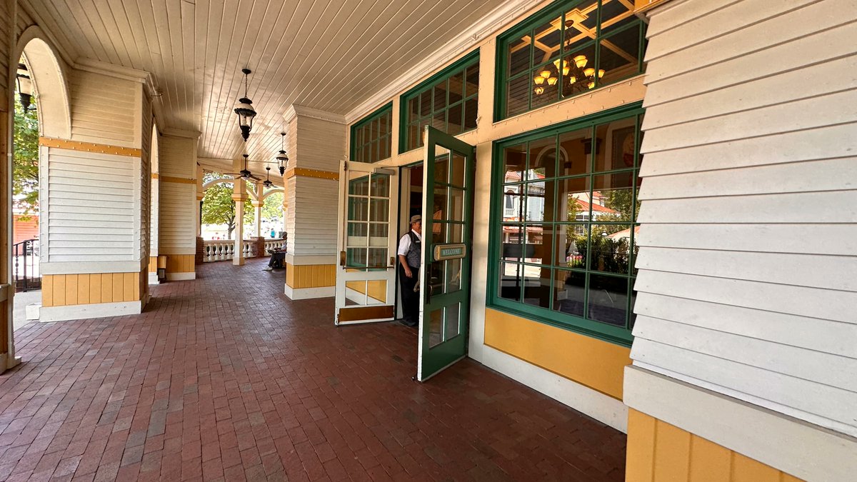 DollywoodP's tweet photo. If you like southern gospel music, and you arrive on your #DollywoodWalkabout closeto the time of one of their first shows, the first stop in the park easily is to see the #KingdomHeirs. @Dollywood https://t.co/hNfazgbOMX