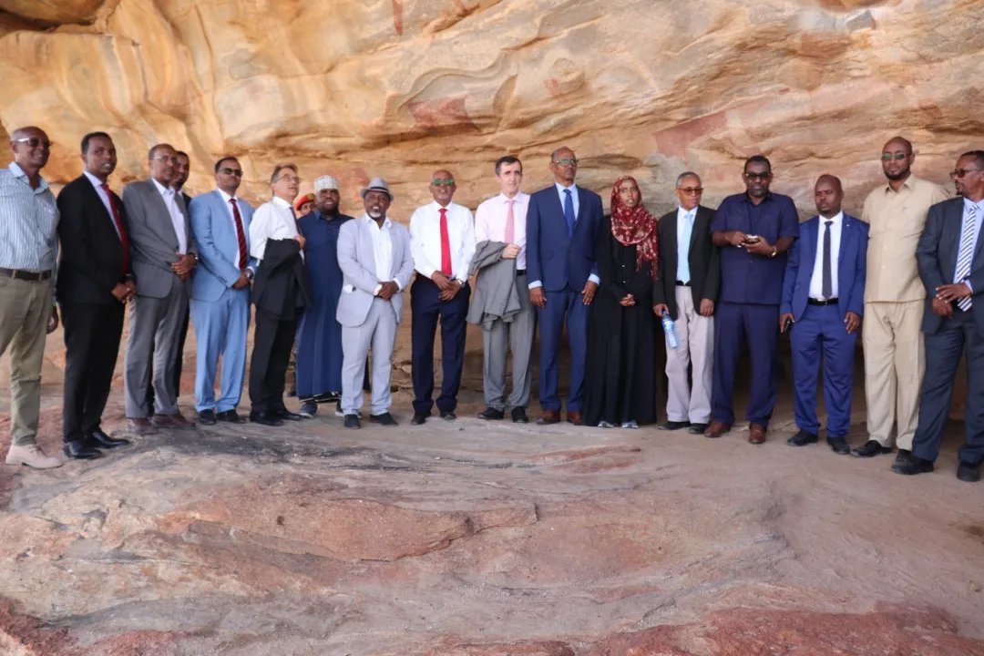 mzeesiraj's tweet photo. Queen Ati and Chief Priest of #Punt ancient #Egypt 1493 BCE(top L&amp;R). Former Amb Nicholas Berlanga of @EU_in_Somalia with Government officials of #Somaliland at Laas Geel Caves near #Hargeisa March 2020.
Laas Geel rock-art Caves was discovered by French Scientists in 2002.
Thread https://t.co/QouAnjEqXg