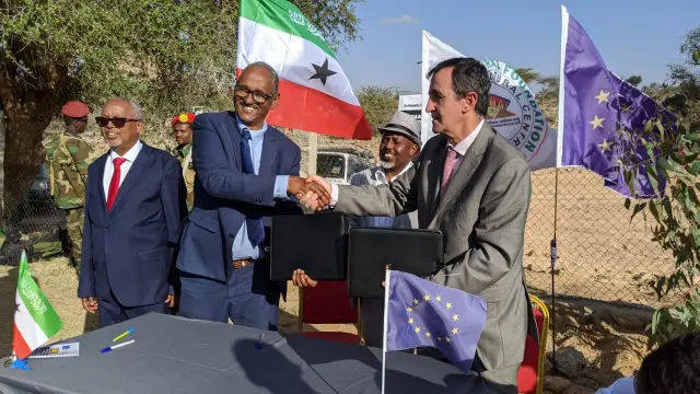 mzeesiraj's tweet photo. Queen Ati and Chief Priest of #Punt ancient #Egypt 1493 BCE(top L&amp;R). Former Amb Nicholas Berlanga of @EU_in_Somalia with Government officials of #Somaliland at Laas Geel Caves near #Hargeisa March 2020.
Laas Geel rock-art Caves was discovered by French Scientists in 2002.
Thread https://t.co/QouAnjEqXg