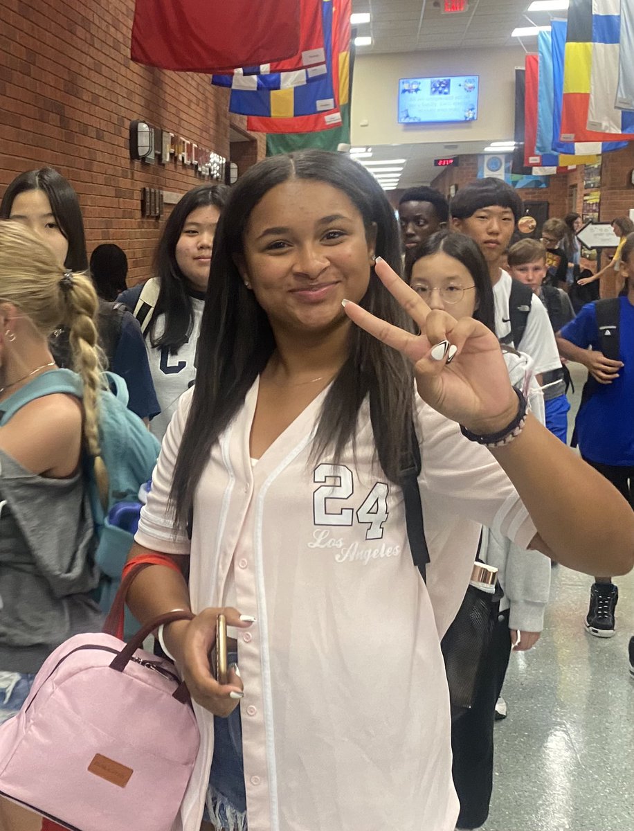 mserinthompson's tweet photo. Those first day of school vibes! #smsbelieves https://t.co/YVea0fmI45