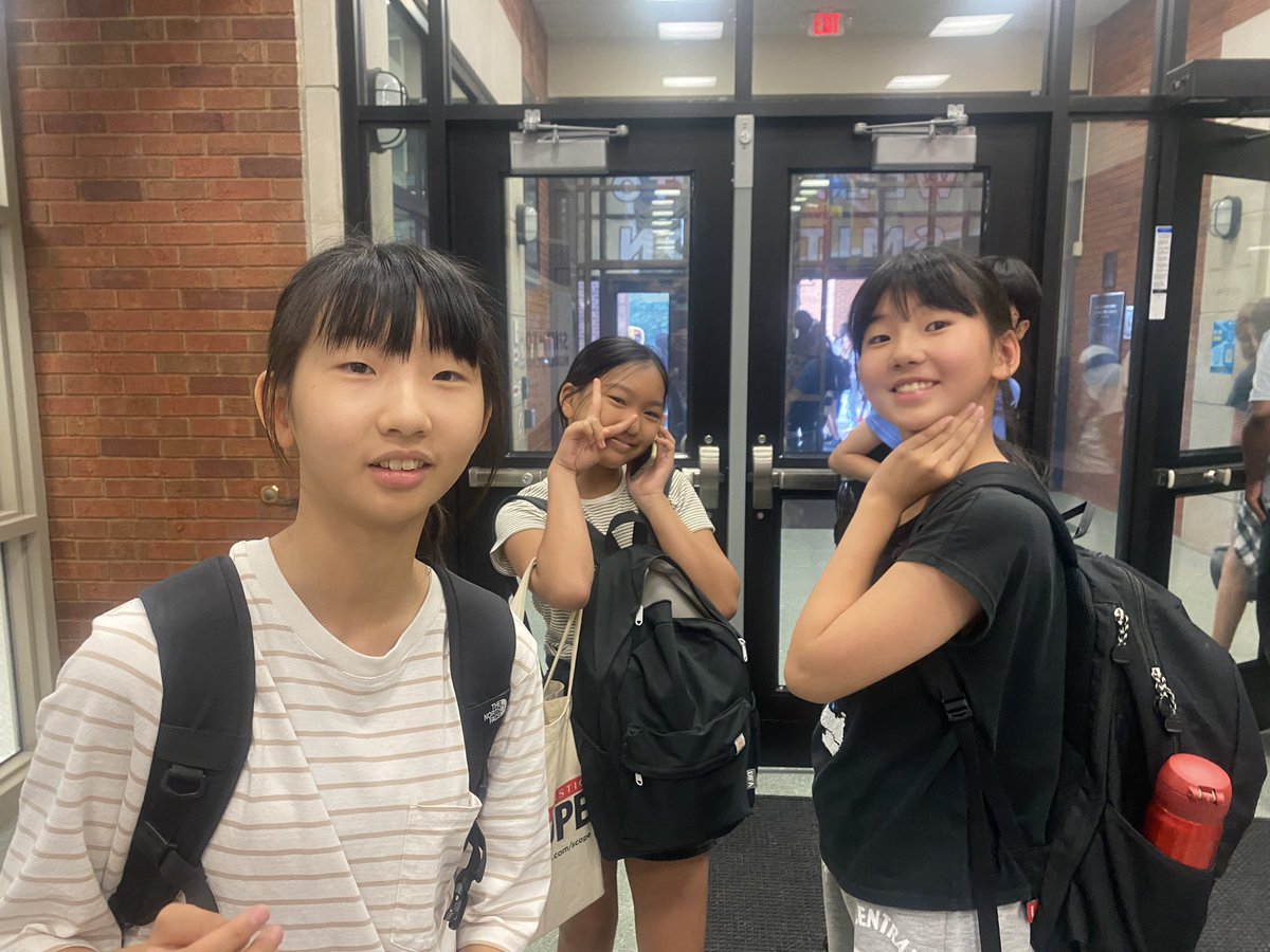 mserinthompson's tweet photo. Those first day of school vibes! #smsbelieves https://t.co/YVea0fmI45