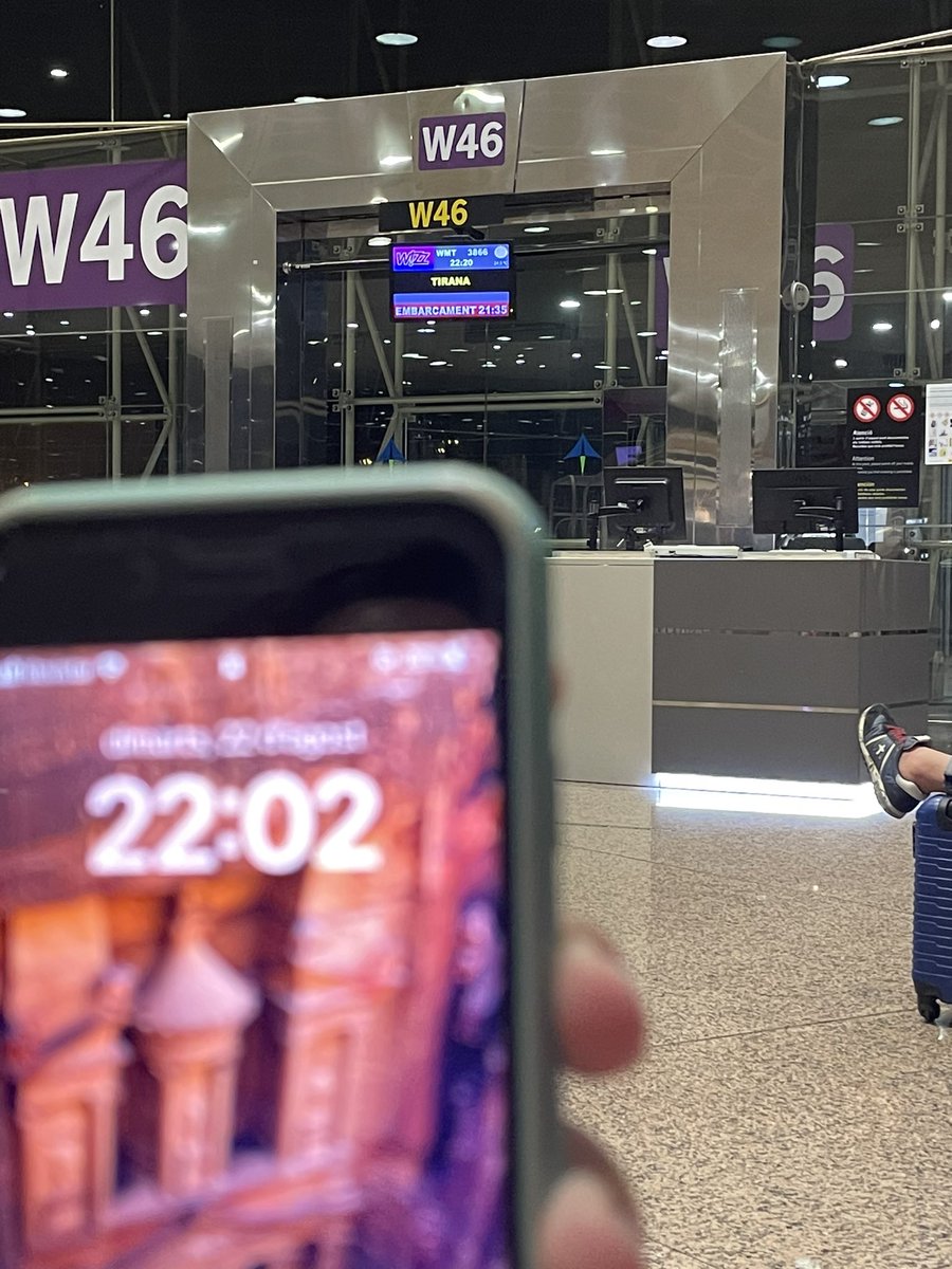 jhpascual's tweet photo. @wizzair Are we in Tenet? Hace rato que deberíamos estar embarcando según toda la información del aeropuerto. ¿Nos estamos perdiendo algo? https://t.co/HVdNdnCWdX