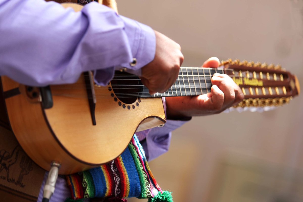 El folklore, miles de tradiciones, manifestaciones y acciones en sociedad que perduran a través del tiempo y se transmiten como saberes ancestrales de generación en generación. 

Hoy en el #DíaMundialDelFolklore queremos destacar y valorar cada una de esas expresiones 🙌🏾.