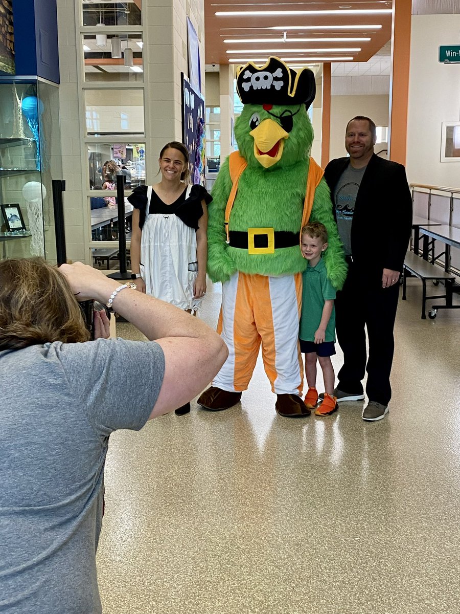 PlatteCountyR3's tweet photo. @CompassElemPCR3 students were greeted by a special parrot (aka custodian) for their #PCR3FirstDay! 🧡🖤 https://t.co/ceKRuy3rSn
