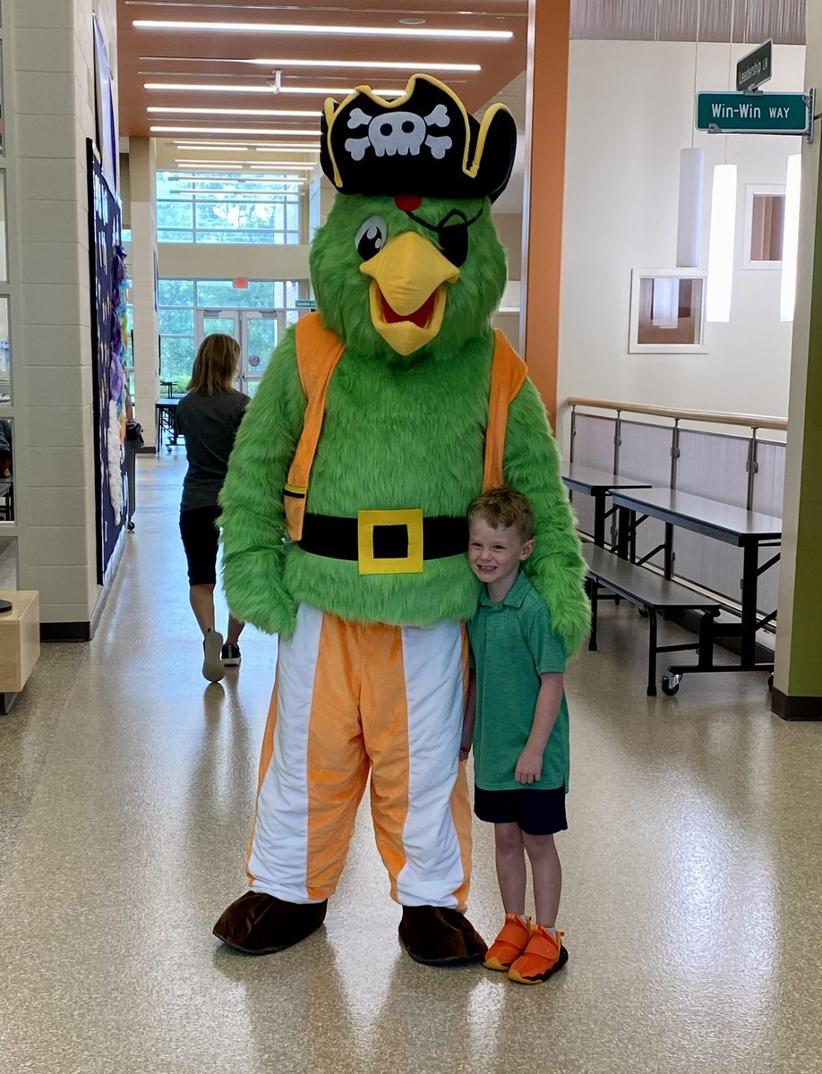 PlatteCountyR3's tweet photo. @CompassElemPCR3 students were greeted by a special parrot (aka custodian) for their #PCR3FirstDay! 🧡🖤 https://t.co/ceKRuy3rSn