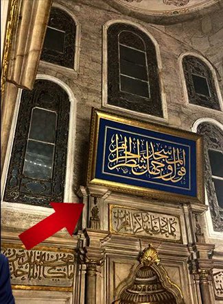 camiistan's tweet photo. Eyüp Sultan Camii'nde Skandal!

Eyüp Sultan Camii’nin 223 senedir orada duran mihrap alınlığı tiktokçu ve facebookçu ruh hastaları "üzerinde papaz görünüyor" dedi diye kapatıldı. O alınlık dönemin mimari özelliklerinden bir süslemeyle minber kapısıyla birlikte tasarlanmıştı. https://t.co/nSBRljRwHD
