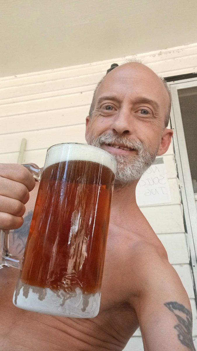 TRUMPFAN44's tweet photo. Ladies, a 32oz beer gives me mahogany. https://t.co/pSWuXauVEQ