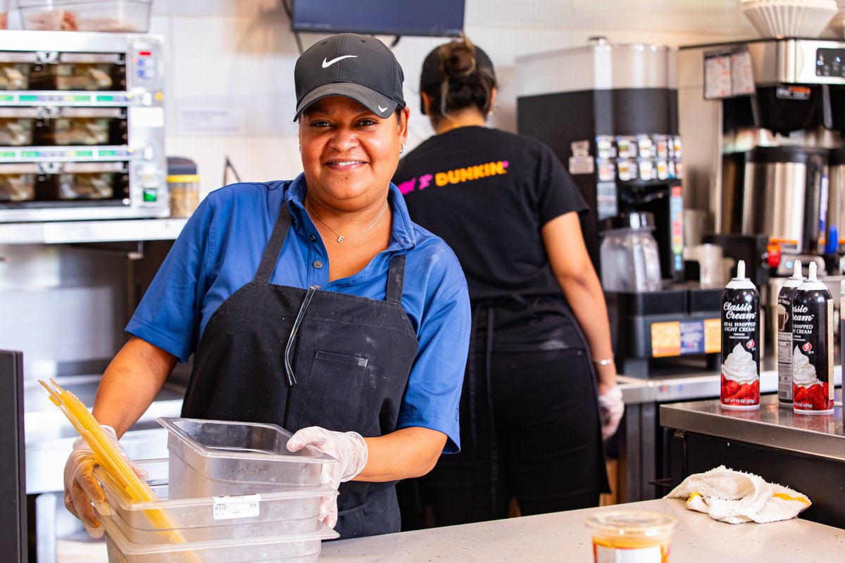 HokieDining's tweet photo. We had a WONDERFUL first day of classes - here's a quick peek of yesterday's opening day fun.  See the full album on our Facebook page! #VTdining #hokiedining #VT27 https://t.co/zv37ed1Zol
