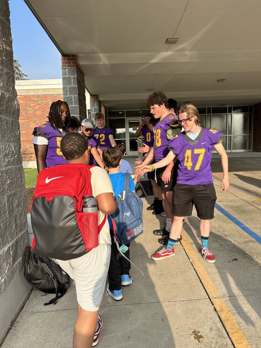 Big shoutout to our ⁦<a href="/KewpAthletics/">Hickman Athletics</a>⁩ friends for helping welcome our students to school on the first day! We appreciate you at Fairview! 💙💛💜⁦<a href="/CoachAlvis/">Cedric Alvis</a>⁩ #smileon