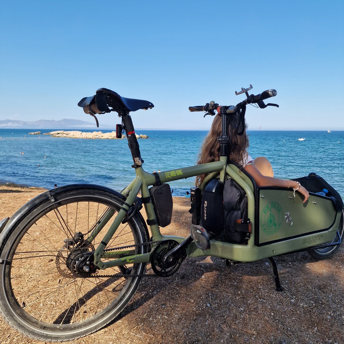 DrBeyk's tweet photo. No better way to explore than with a cargobike!! #BullittBike https://t.co/frtMZGFjg1