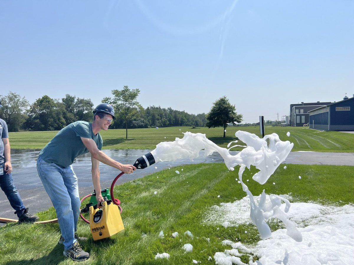 taskforcetips's tweet image. 💦 Day shift got hands on with equipment this afternoon and got to experience the Blitzfire, Hemisphere, PRO/pak, and some hand held nozzles!

All shifts are also being treated to Ice Cream 🍨 from Maggie&apos;s Sweet Treats! 

#TFTProud #TaskForceTips
