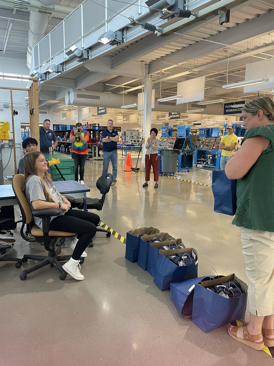 Conner Heavy Equipment students receiving goody bags from Tente International.
