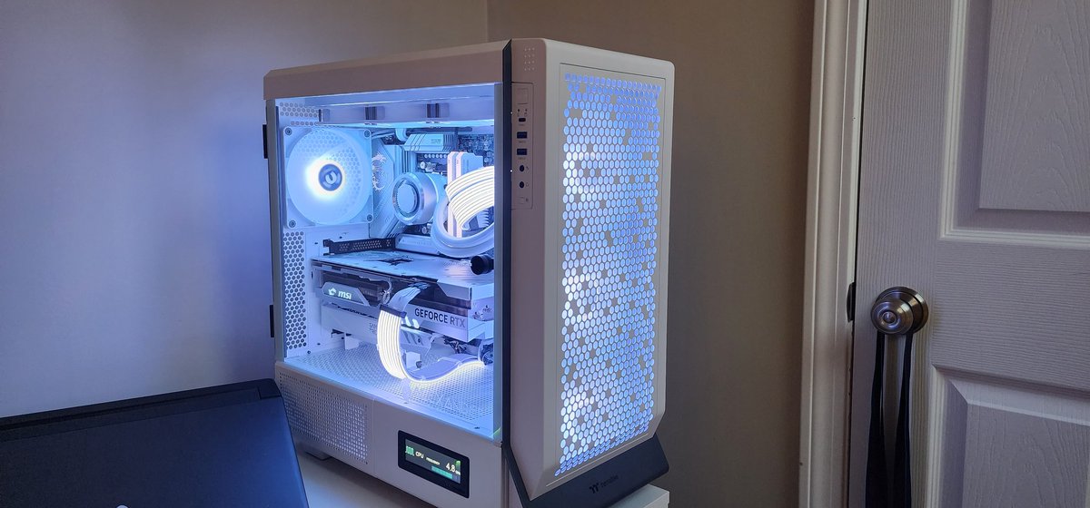 chris3711_'s tweet photo. The "Thermal Dragon " has awakened thanks to the amazing staff over @AlexanderCustom five stars #custompc #veteranowned #msi #thermaltake #pcgaming #Nvidia https://t.co/JfHUF9TfiY