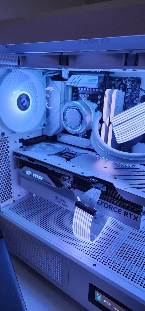 chris3711_'s tweet photo. The "Thermal Dragon " has awakened thanks to the amazing staff over @AlexanderCustom five stars #custompc #veteranowned #msi #thermaltake #pcgaming #Nvidia https://t.co/JfHUF9TfiY