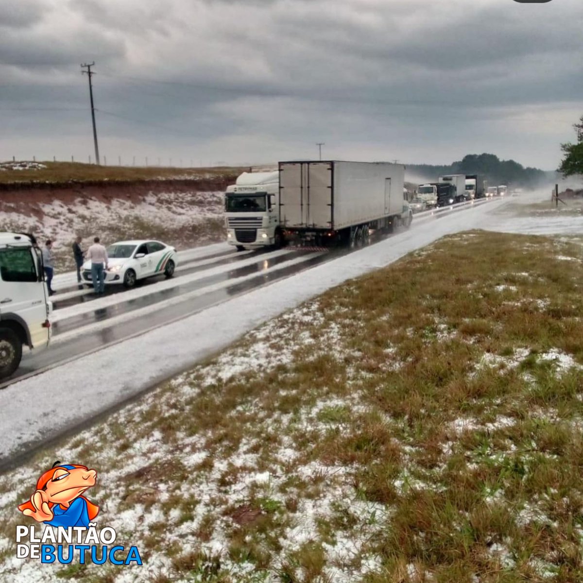 PlantaoDeButuca's tweet image. #LAGES
22/08/2023

Forte chuva de #granizo assusta moradores em Lages.

Moradores registraram uma forte chuva de granizo na tarde desta terça-feira (22) em Lages, na Serra Catarinense. “Pedras” de gelo foram observadas em alguns bairros da cidade.