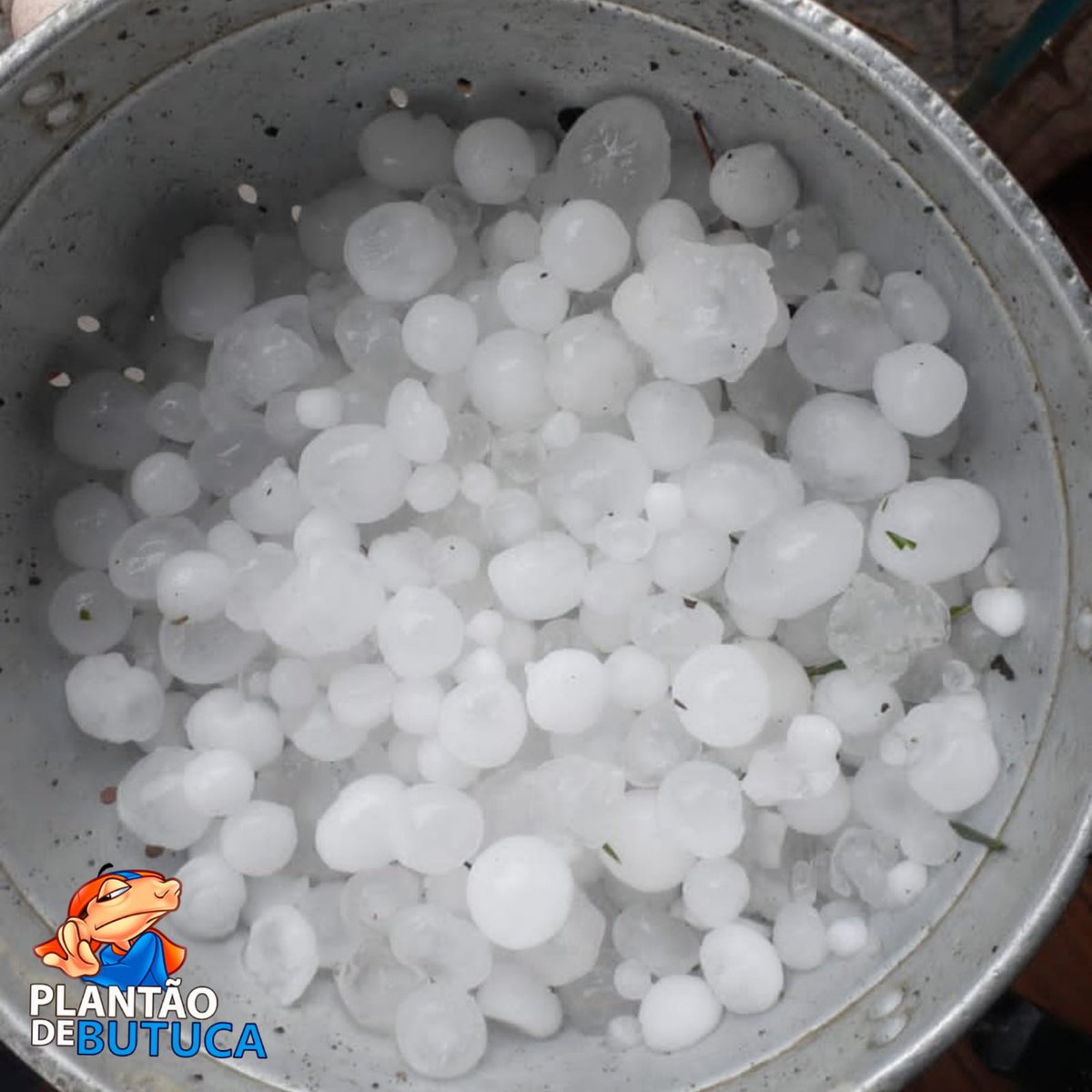 PlantaoDeButuca's tweet image. #LAGES
22/08/2023

Forte chuva de #granizo assusta moradores em Lages.

Moradores registraram uma forte chuva de granizo na tarde desta terça-feira (22) em Lages, na Serra Catarinense. “Pedras” de gelo foram observadas em alguns bairros da cidade.