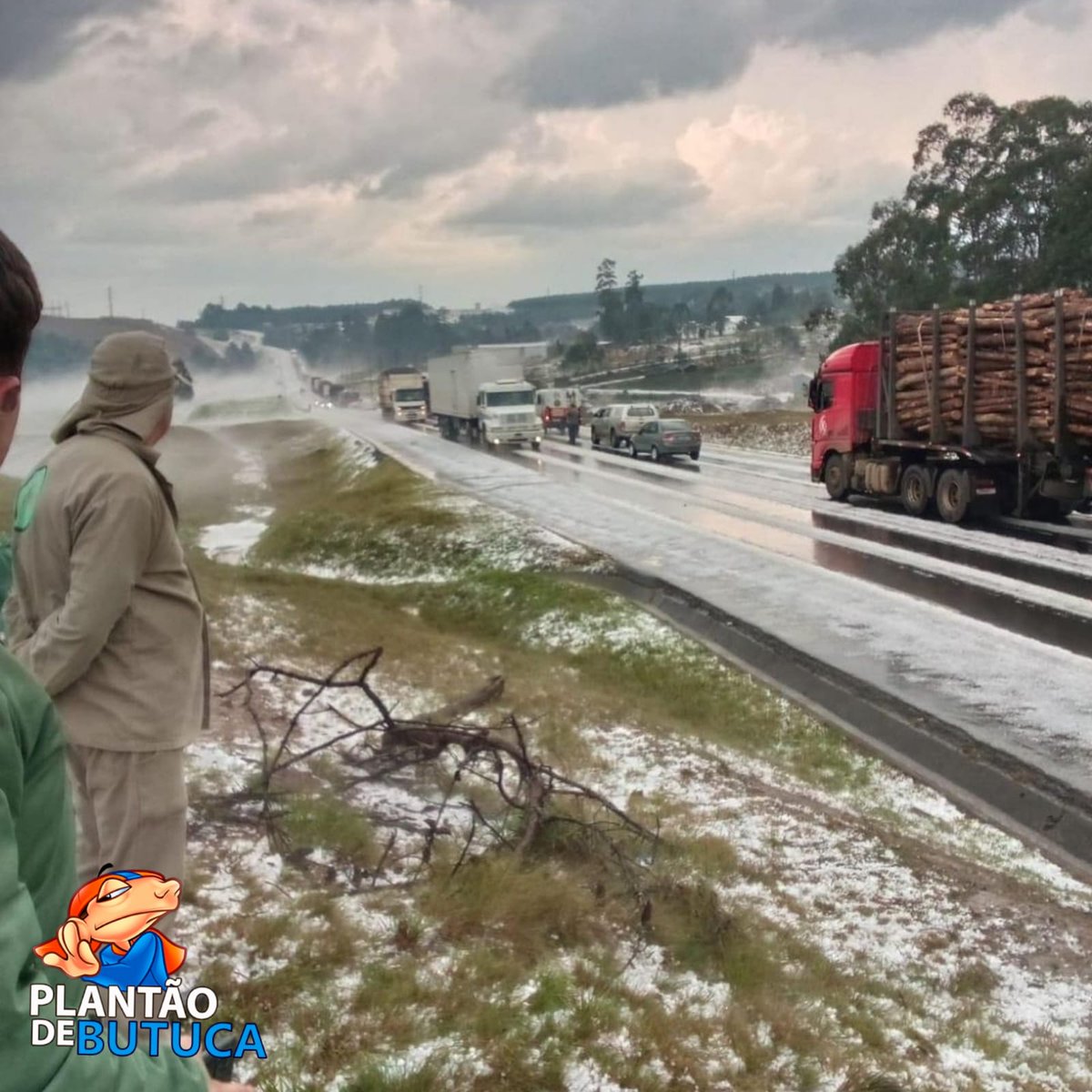 PlantaoDeButuca's tweet image. #LAGES
22/08/2023

Forte chuva de #granizo assusta moradores em Lages.

Moradores registraram uma forte chuva de granizo na tarde desta terça-feira (22) em Lages, na Serra Catarinense. “Pedras” de gelo foram observadas em alguns bairros da cidade.