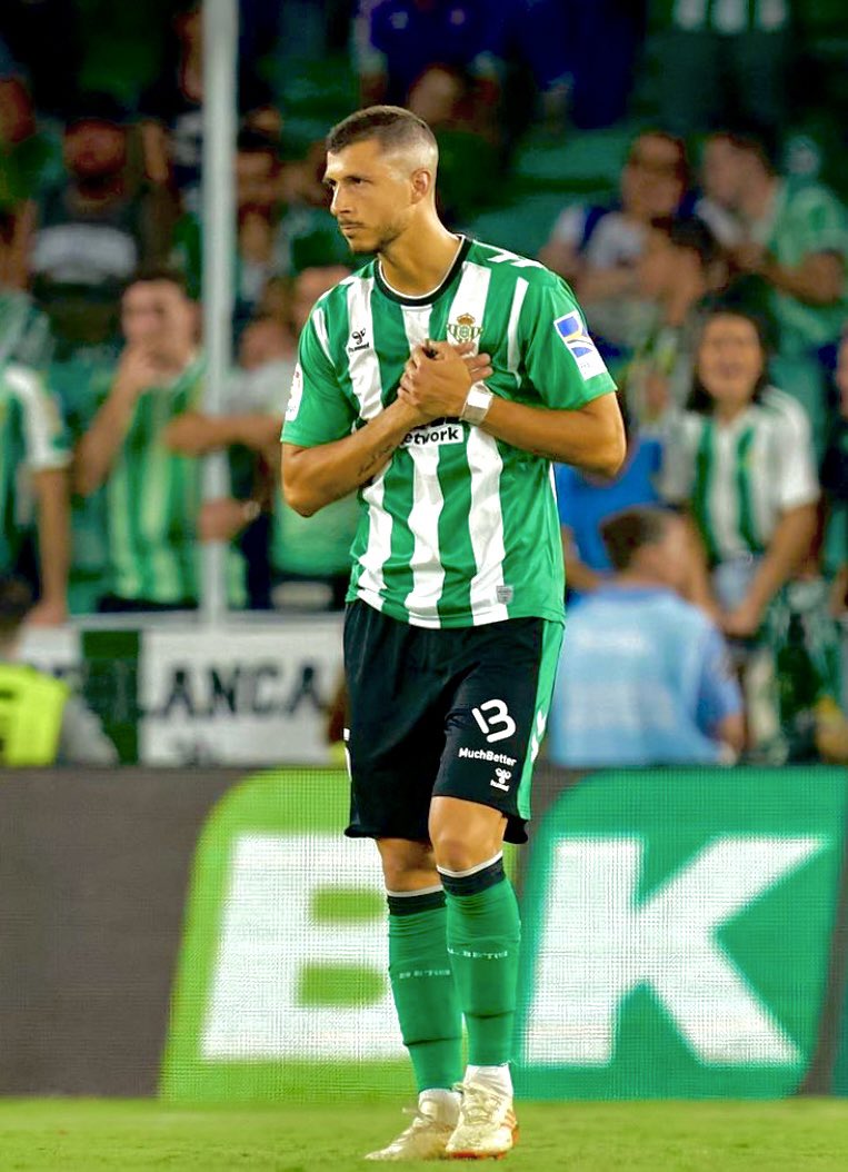 ElMagoBotas_'s tweet photo. Guido Rodríguez es tan relevante e insustituible en el esquema del Betis que creo que es uno de los pocos casos en los que puede ser preferible tenerlo 1 año más jugando con el alto riesgo de que se vaya gratis en 12 meses a malvenderlo ahora por las cifras que están ofreciendo. https://t.co/9KO7GdptqU