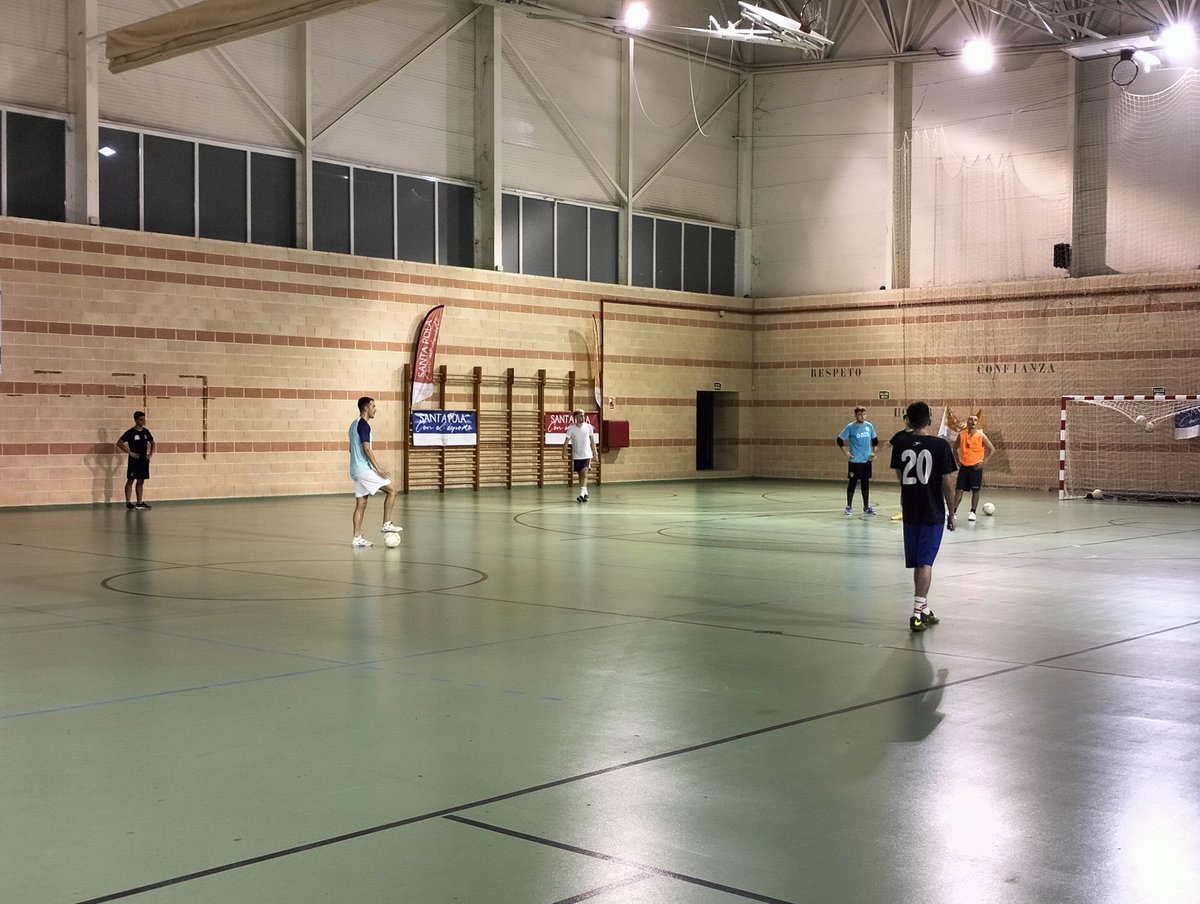 CDSantaPolaFS's tweet photo. 𝘾𝘿 𝙎𝘼𝙉𝙏𝘼 𝙋𝙊𝙇𝘼 𝘼𝘾𝘼𝘿𝙀𝙈𝙔 𝙁𝙎

➡️ El filial trabaja su primera sesión semanal a las órdenes de @vanderShock.

📝 La sesión de hoy está más enfocada al trabajo tecnico-táctico de ciertos aspectos.

🧽 Los chicos absorben la información y dan lo mejor de sí mismos. https://t.co/or1N7tqzYs