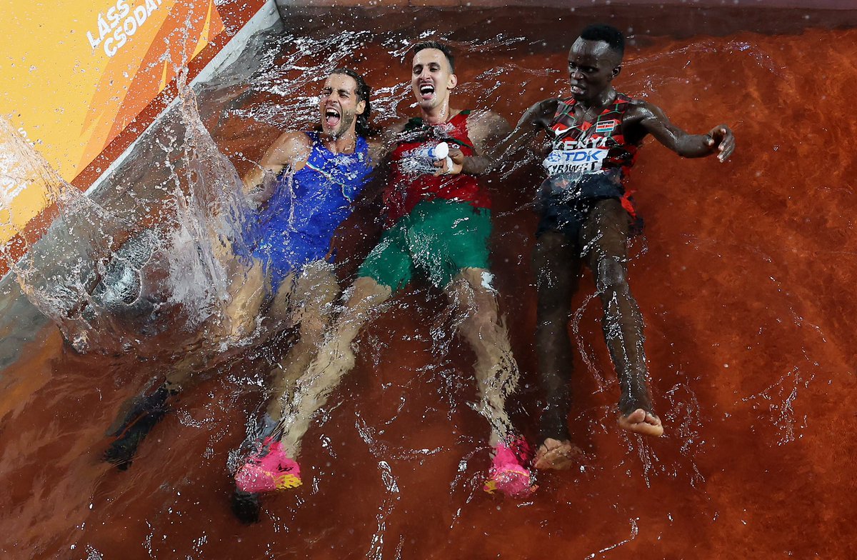 EuroAthletics's tweet photo. Two world champions chilling in the steeplechase water jump! 🛁  

#WorldAthleticsChamps https://t.co/pn9WNoYyqb