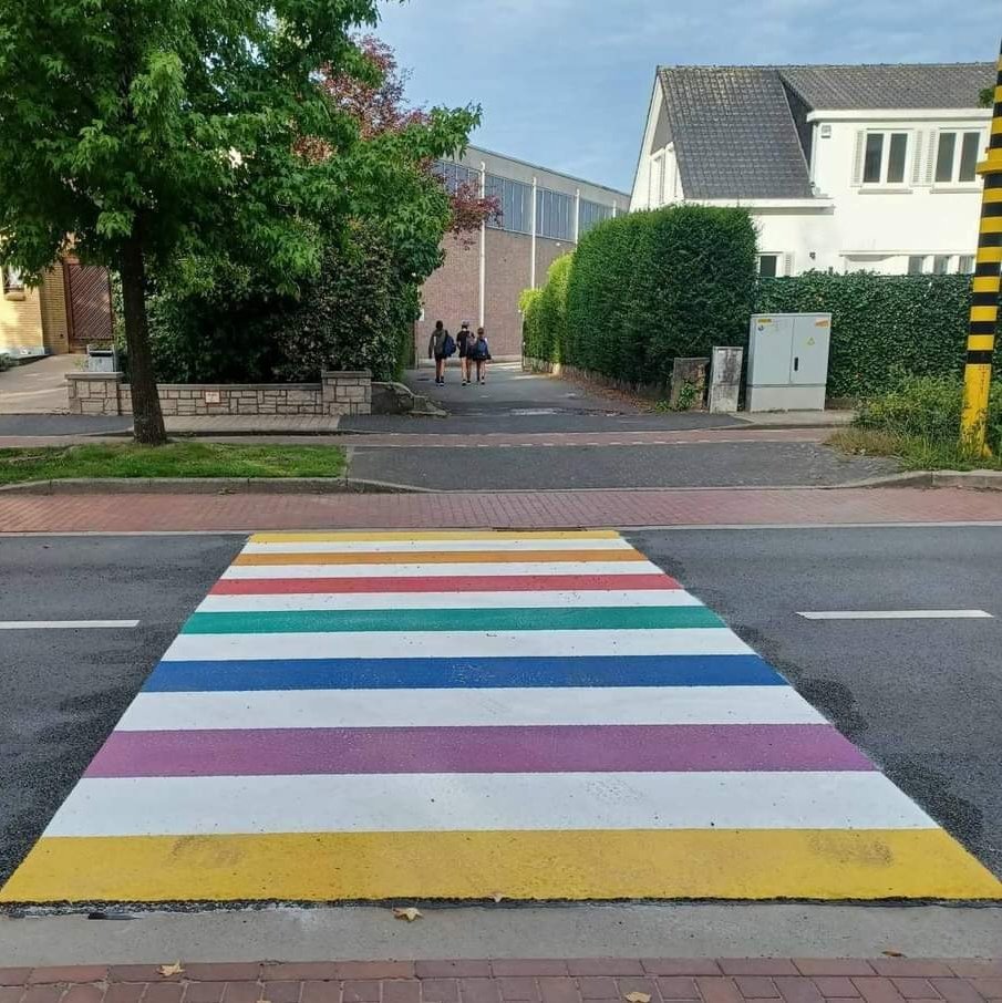 IgnaceMichaux's tweet photo. Als stad geloven wij in het belang van gelijkheid. Door het aanbrengen van een 🌈 zebrapad geeft Ronse aan een warme en toegankelijke stad te zijn waar iedereen zich thuis kan voelen. ❤️🧡💛💚💙💜 #IDAHOT2023 #liefdeisliefde #regenboog #Ronse https://t.co/aBM1YX8Qow