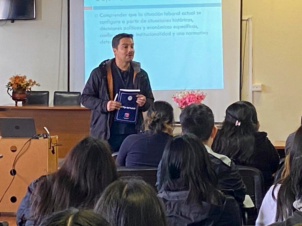 drtloslagos's tweet photo. 🟢 En el Liceo Manuel Jesús Andrade, comuna de #Chonchi el día de hoy asistieron estudiantes de 4to medio a actividad de difusión sobre el Libro I del Cód. del Trabajo, desde una perspectiva histórica y formativa para el futuro laboral de los estudiantes a cargo de la #IPTCastro https://t.co/dl3Sw9JqjH