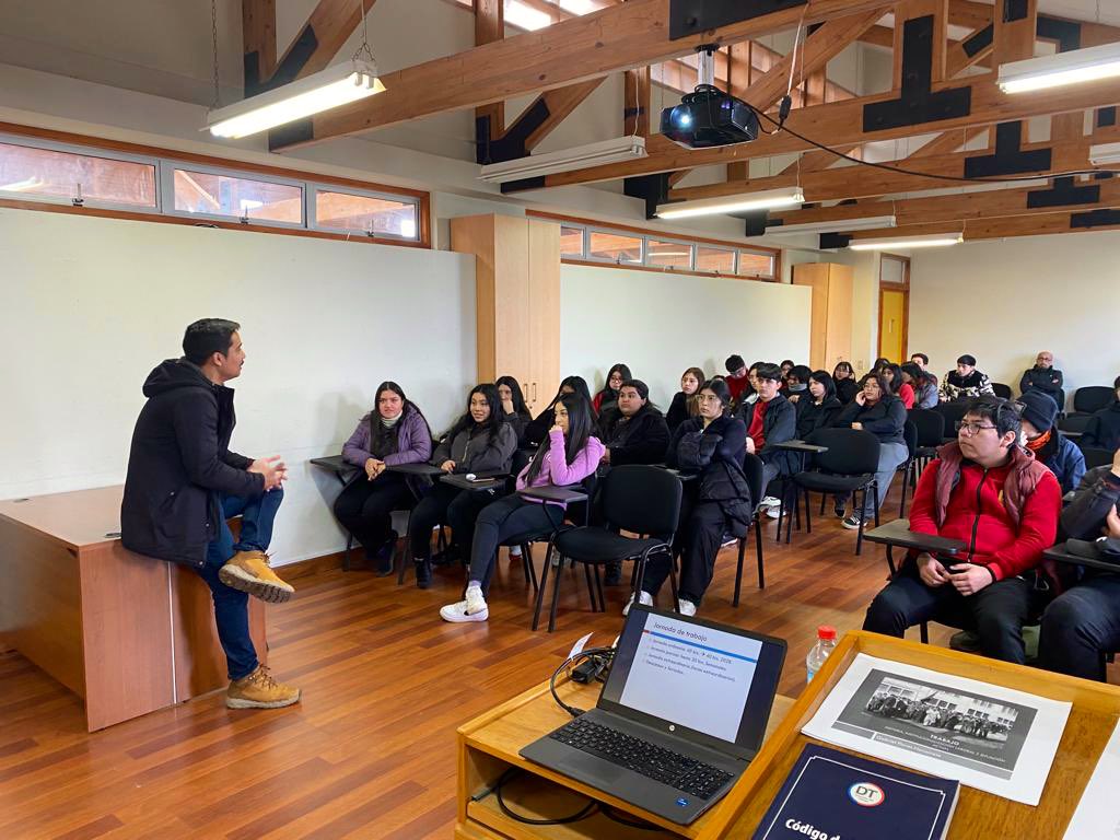 drtloslagos's tweet photo. 🟢 En el Liceo Manuel Jesús Andrade, comuna de #Chonchi el día de hoy asistieron estudiantes de 4to medio a actividad de difusión sobre el Libro I del Cód. del Trabajo, desde una perspectiva histórica y formativa para el futuro laboral de los estudiantes a cargo de la #IPTCastro https://t.co/dl3Sw9JqjH