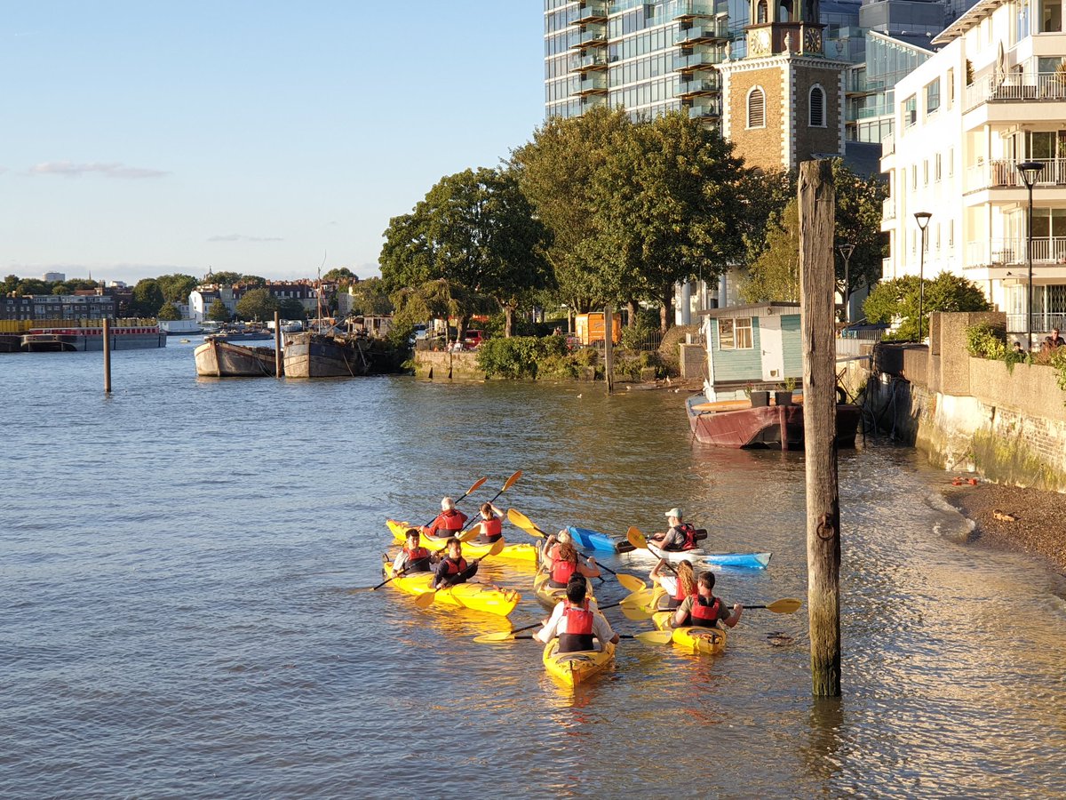 A nice evening to set off downstream to Greenwich for The London Kayak Company. St Mary's Church, Battersea @london_kayak #riverthames #activethames #paddlesport #londonkayak #lifeinlondon #thamespath #lifeonthethames