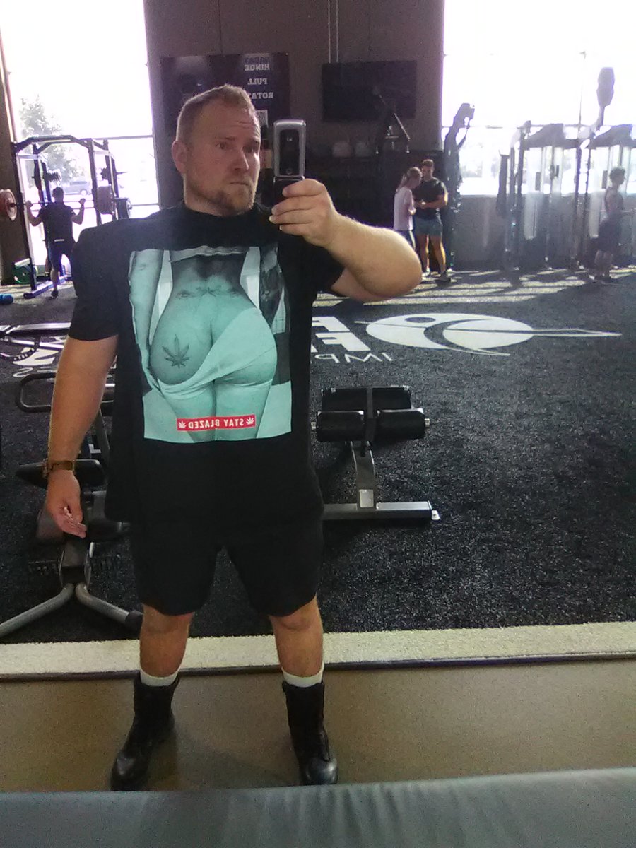 #bootieseason #bootiespoppin #gymbooty at the gym... broke out this T- shirt coincidentally LOL.. very apt moment unscripted

#northernlights #rapper #gymswag #gymselfie #fitnessmotivation  #fit #gymmotivation #model #modeling #fashionmodel #singer 

IG instagram.com/p/CwQqkBPvx3V/