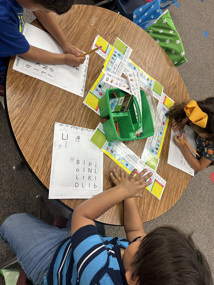 AngieEcisd's tweet photo. My kindergarten friends at @ZavalaMagnet engaging in explicitly taught phonemic awareness, phonics, and fluency instruction! #elarimpact https://t.co/xdkatU39wS