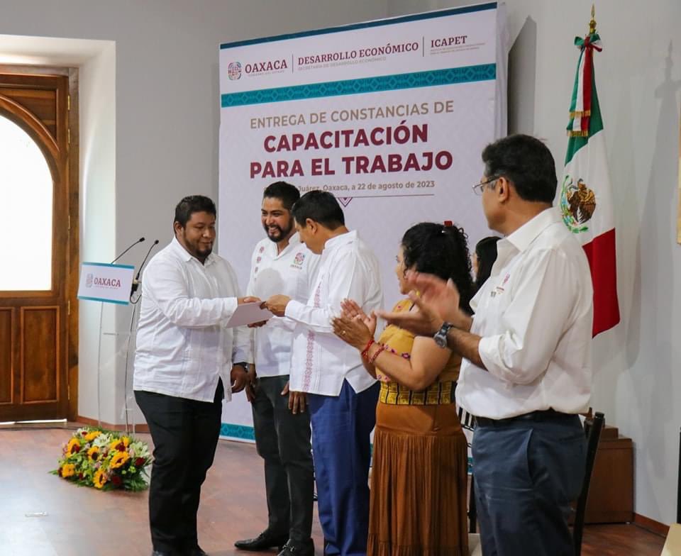 Pabmz's tweet photo. Entrega de constancias de capacitación para el trabajo @ICAPET_GobOax felicidades a nuestro Director General @Giovani_JRojas  por su entrega y compromiso con el instituto. 
#oaxacaAvanza https://t.co/5lMhNE8IKk