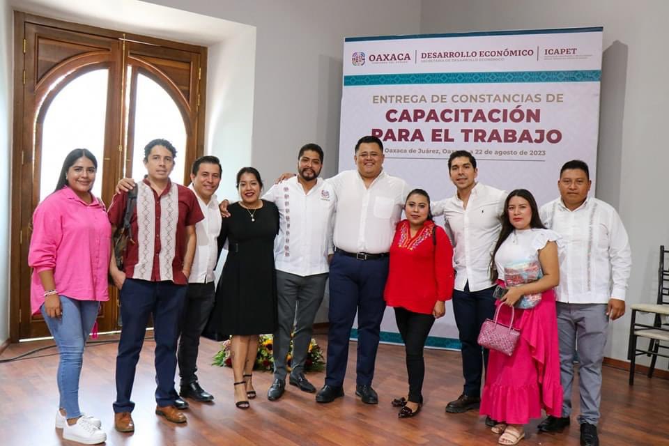 Pabmz's tweet photo. Entrega de constancias de capacitación para el trabajo @ICAPET_GobOax felicidades a nuestro Director General @Giovani_JRojas  por su entrega y compromiso con el instituto. 
#oaxacaAvanza https://t.co/5lMhNE8IKk