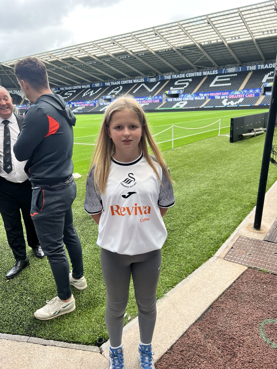 MichaelSemmens's tweet photo. Great day at @SwansOfficial today for the family fun day and open training session. Good to meet @gareththomas14 carrying out his ambassadorship duties for @KitKlubUK, a great cause https://t.co/W9qMXO5WXM