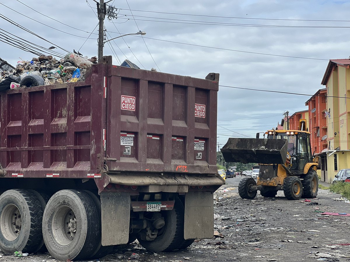 Aguaseo's tweet photo. Seguimos con el operativo desde el Residencial los Lagos “La Feria” en el corregimiento de Cristóbal Este.

Trabajando por un Colón, más limpio. 

#SomosAguaseo https://t.co/TNY4lx5u8Q