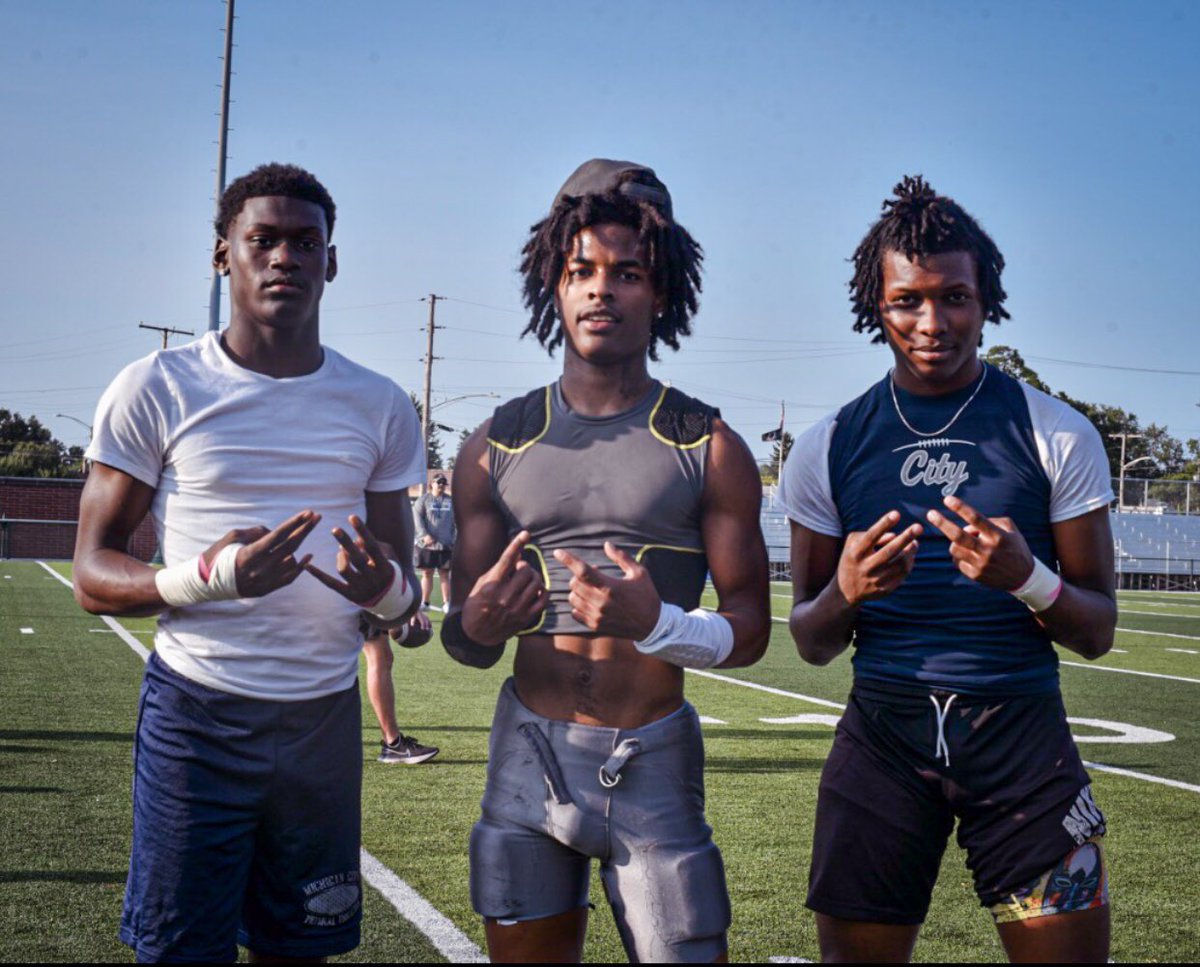 Okay_Jamesss's tweet image. FAMILY 🐺 @MCityFootball | #CoachDavis