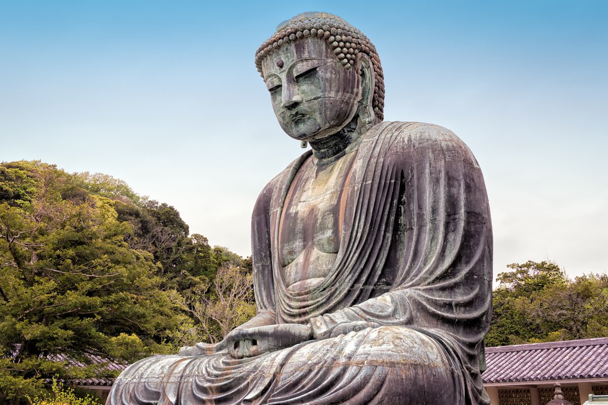 AsianTeaTime's tweet image. 📿The story of the Great Buddha of Kamakura is both fascinating and heartwarming. The iconic bronze statue has a history that spans centuries, filled with adventure, disaster, and resilience.
The Great Buddha was cast in 1252 during the Kamakura period, a time of great cultural…
