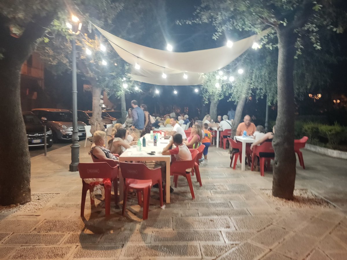 Honnevon's tweet photo. De eerste x pizza in Italië is een feit! Opgegeten tussen de locals, dat is het mooie in een dorp. Krijg het normaal niet voor elkaar, maar ik heb de pizza helemaal opgegeten 🤭🤤🤤🤤.
#vakantie #Italie #Bitritto #Puglia https://t.co/S6hNLY6TBT