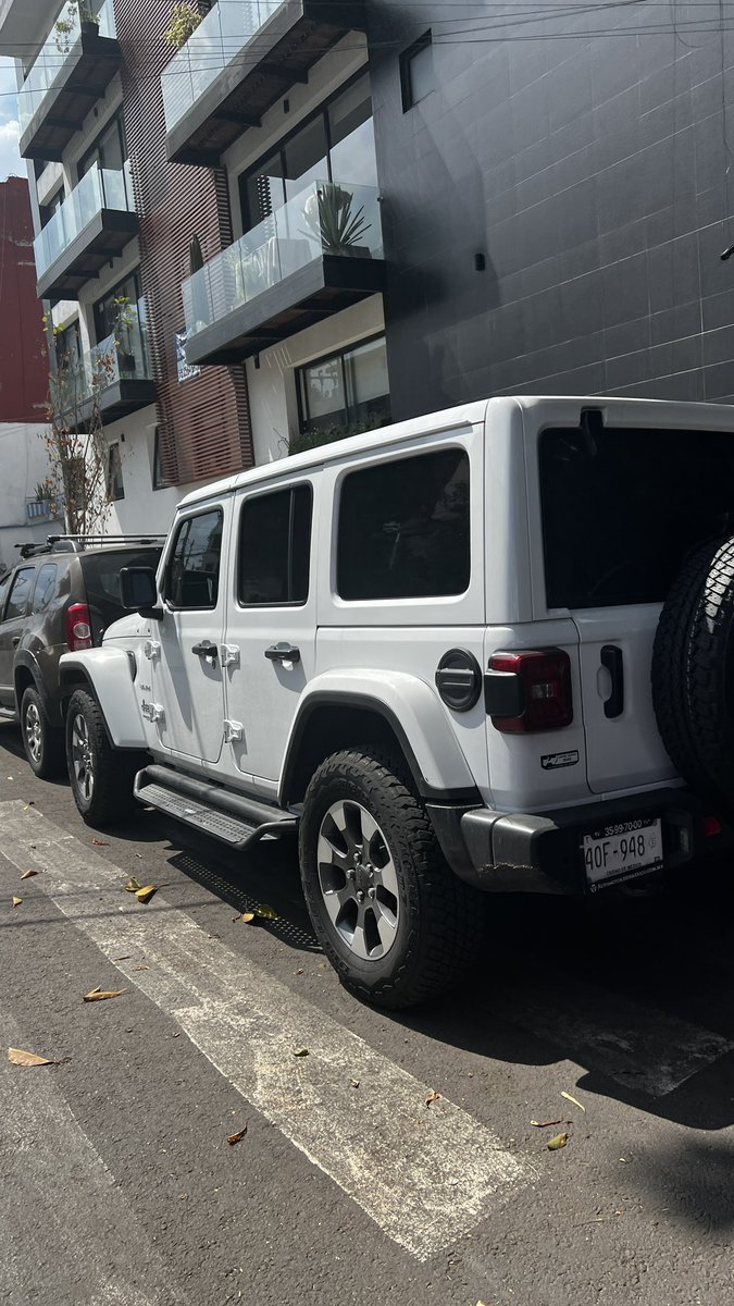 robertyco's tweet photo. @LaSEMOVI Jeep estacionado en paso peatonal en San Borja esquina Rebsamen @En_laDelValle complica el tránsito @UCS_GCDMX https://t.co/DUUcenbZS9