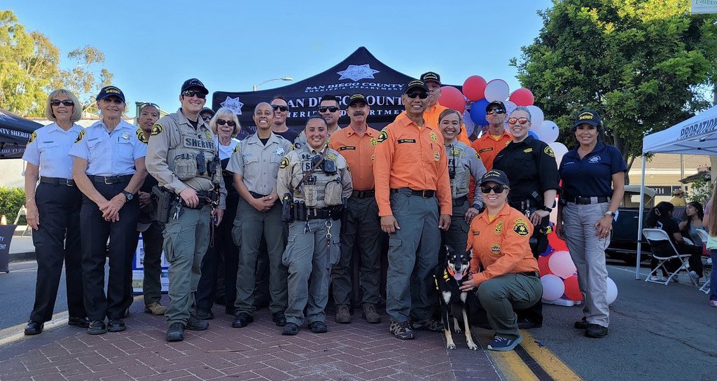 TheFVillageNews's tweet photo. Sheriff's Dept. shares National Night Out with the community 👮🏻♂️👏🏻
Click the link below to visit our website to read more ⤵️
https://t.co/p4pOU07LsO
📸 Courtesy image
#sheriffsdept #nationalnightout #fallbrook https://t.co/vc5AXDMvkF